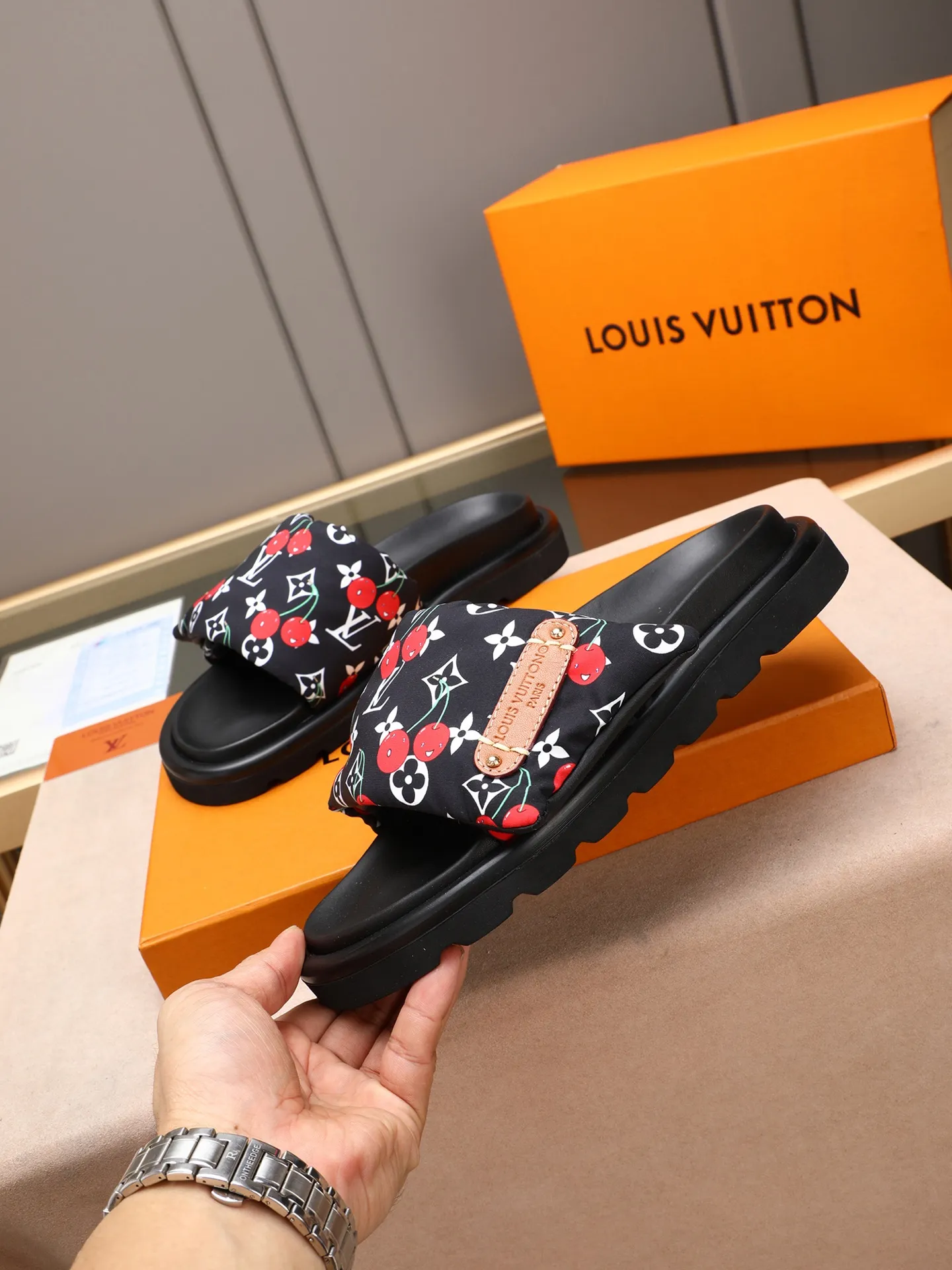 PP360 [LOUIS VUITTON] Louis Vuitton, LV printing, men's and women's slippers are on the market. The drawer box packaging comes with a cloth bag and a card. The upper pattern looks very soft and waxy, and it is a super versatile leg slimming tool. Fabric: imported denim/canvas/old fabric, LV hardware LOGO, official website pattern printing, comfortable to wear, feet: high-elastic PU water table. Sole: foam sole, heel height: about 5cm. Code number: 35-46, 35, 45, 46 are custom-made and non-returnable. Color: multiple colors and styles available.